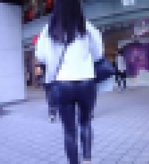 激カワ美少女がお尻パンパンにしてレザーパンツ履いて歩いてるよ サンプル画像