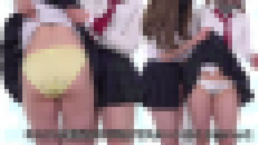 制服女子2人が友達同士で、スカートめくり合いっこパンチラ！（1）お尻ペンペン、デカ尻同士の尻相撲 内容画像