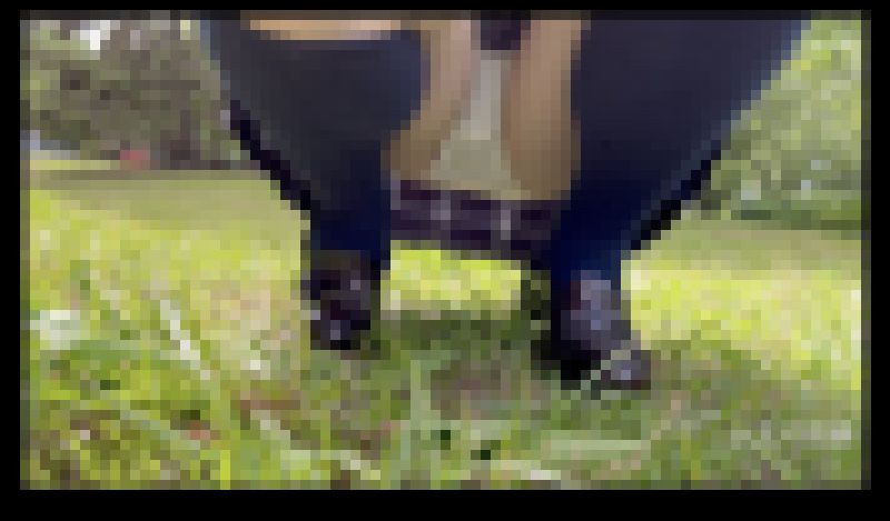 【クラッシュ】制服コスプレ撮影の足元でローファーに草が踏まれる(J2_001) サンプル画像