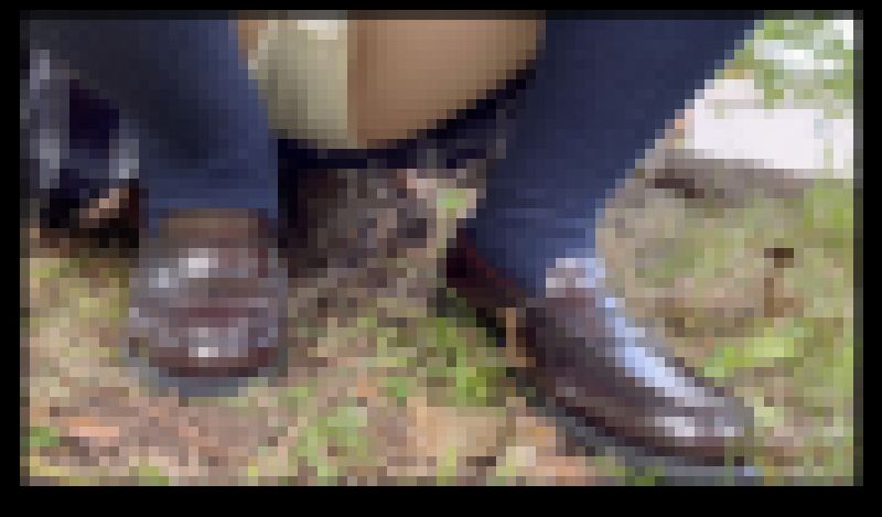 【クラッシュ】制服コスプレ撮影の足元でローファーに草が踏まれる(J2_002) サンプル画像