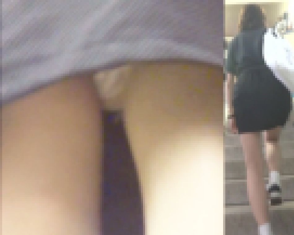 パンチラ盗撮 女子大生 タイトスカートの中の白パンツ サンプル画像